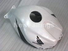 Laden Sie das Bild in den Galerie-Viewer, Black and Pearl White Factory Style - CBR600RR 05-06 Fairing Kit