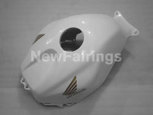 Laden Sie das Bild in den Galerie-Viewer, Pearl White with gold decal Factory Style - CBR600RR 05-06