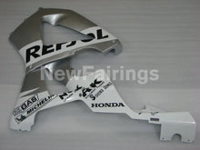 Laden Sie das Bild in den Galerie-Viewer, White and Silver Repsol - CBR 929 RR 00-01 Fairing Kit